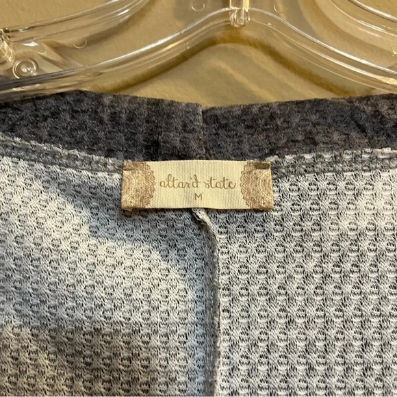 NWT Altar'd State Womens Gray Long Sleeve Shirt White Stars Ruffled Hem Top Sz M - Picture 3 of 8